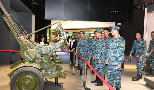 Chiến sĩ A80 thích thú khám phá dàn khí tài tại Bảo tàng Lịch sử Quân sự Việt Nam