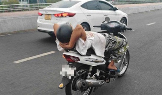 Đà Nẵng: Xử lý người đàn ông điều khiển xe máy thả hai tay, nằm ngửa trên đường phố