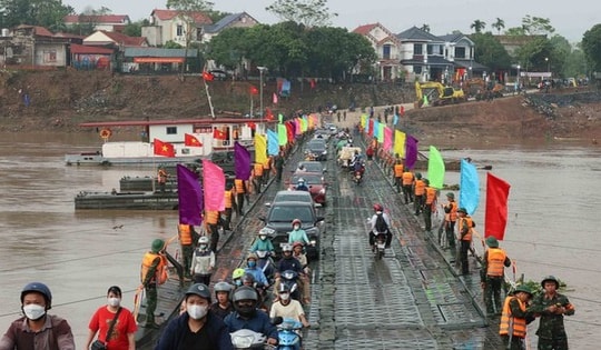 Cầu phao Phong Châu hoạt động trở lại sau khi tạm dừng vì nước sông lên cao