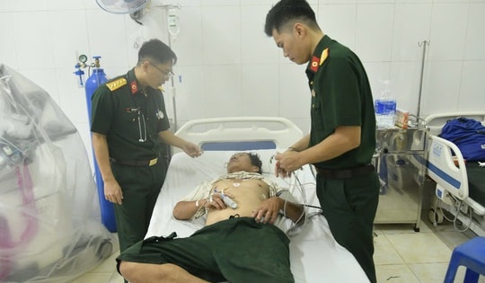 Quân y đảo Nam Yết cấp cứu ngư dân bị đột quỵ trên biển