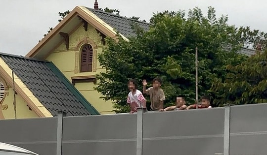 Trẻ nhỏ 'chơi vơi' trên tường chống ồn cao tốc, cơ quan chức năng vào cuộc