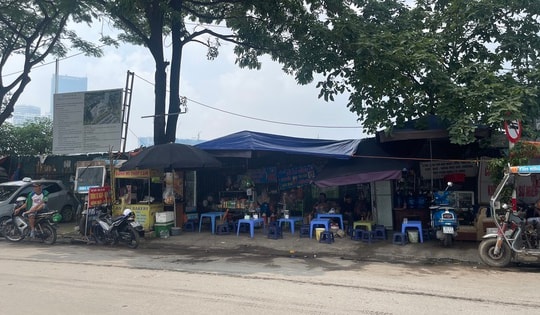 Vỉa hè xung quanh Bến xe Mỹ Đình ra sao sau vụ người bán trà đá đuổi cô gái đứng chắn quán nước?