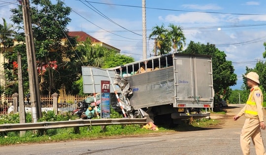 Ô tô tải biến dạng phần đầu sau va chạm với xe đầu kéo, tài xế đi cấp cứu