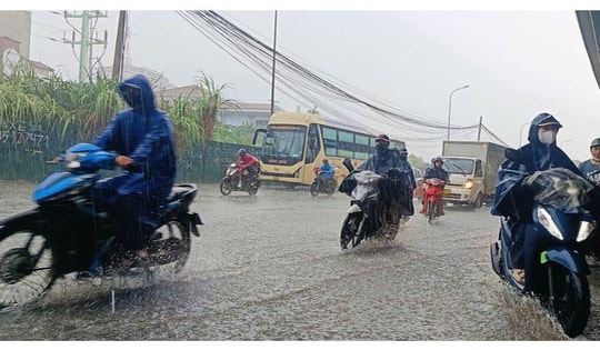 Hà Nội mưa dông giữa nắng nóng