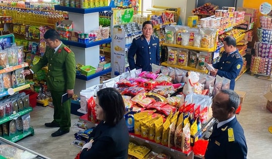 Huế phát hiện hàng chục vụ vi phạm, siết chặt kiểm soát thị trường hàng thiết yếu