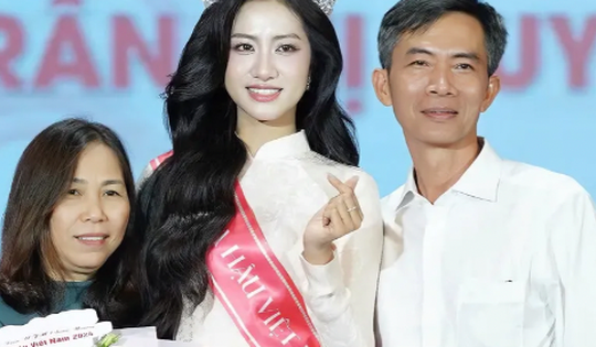 Bố mẹ của Hoa hậu Hà Trúc Linh lần đầu xuất hiện cùng con gái sau đăng quang