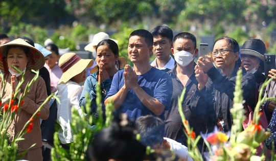 Người dân xúc động tưởng nhớ 1 năm ngày mất cố Tổng Bí thư Nguyễn Phú Trọng