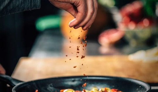 Ăn 'ít muối, ít dầu' có sai không? Sau 60 tuổi, hãy thử làm 4 điều này khi ăn!