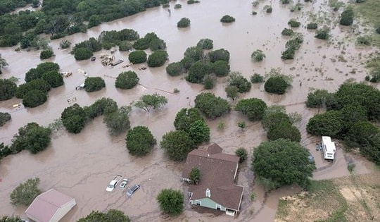 Texas hoang tàn sau trận lũ lịch sử