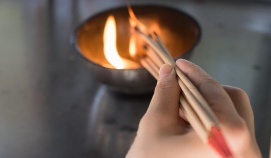 Khung giờ đẹp thắp hương Rằm tháng 6 âm lịch 2025 và 3 thứ không nên đặt trên bàn thờ ngày Rằm để đón tài lộc về nhà