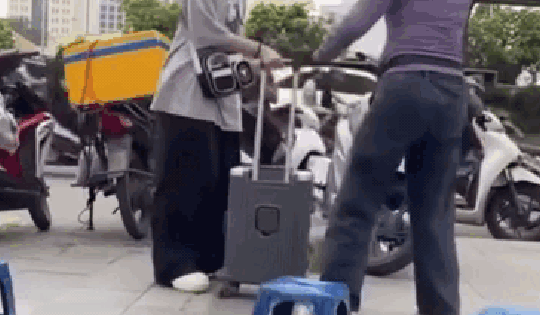 Xua đuổi cô gái đứng trên vỉa hè bến xe Mỹ Đình, người bán trà đá bị phạt 2,5 triệu đồng