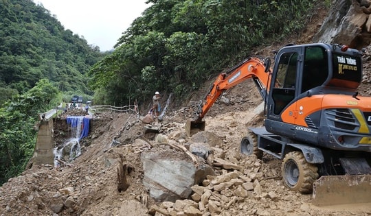 Mưa lớn gây sạt lở, người dân lo đá tảng đổ xuống đường
