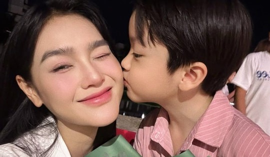 'Dịu dàng màu nắng' đóng máy, dàn diễn viên xinh đẹp rời phim, đạo diễn Quốc Việt nói gì?