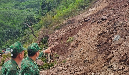 Sạt lở đất, đường lên Cửa khẩu quốc tế La Lay ách tắc