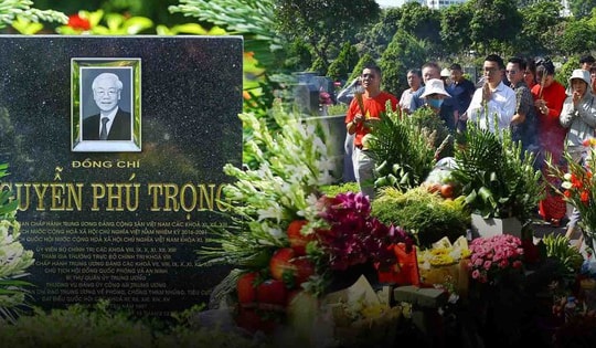 Xúc động dòng người thắp hương tưởng nhớ cố Tổng Bí thư Nguyễn Phú Trọng