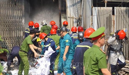 Cháy kho chứa vải phế liệu trong khu dân cư Đà Nẵng