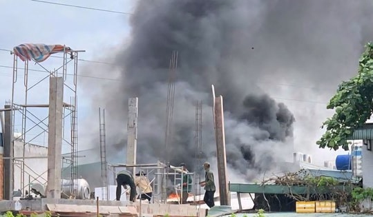 TPHCM: Cháy lớn dãy phòng trọ trên đường Đỗ Mười