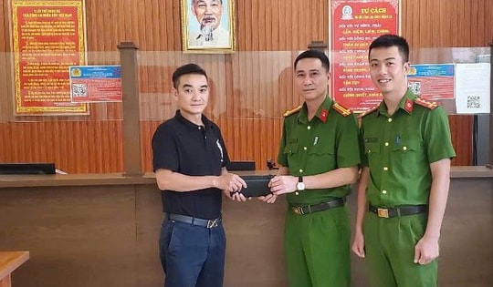 Làm rơi 7000 USD và 12 triệu đồng, nam thanh niên được công an phường tìm giúp