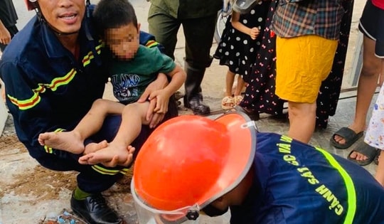 Gần 2 giờ phá bê tông, cứu cháu bé mắc kẹt ở ống thoát nước