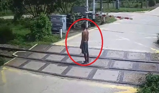 Người đàn ông đứng giữa đường ray bị tàu hỏa đâm tử vong
