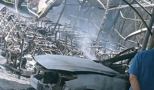 Cháy nhà để xe ở chùa Hương Tích, nhiều xe chở khách du lịch bị thiêu rụi