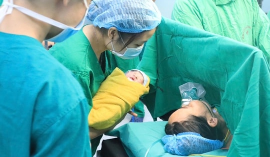 2 bệnh viện đầu ngành chạy đua cứu sống mẹ con sản phụ mắc căn bệnh nguy hiểm