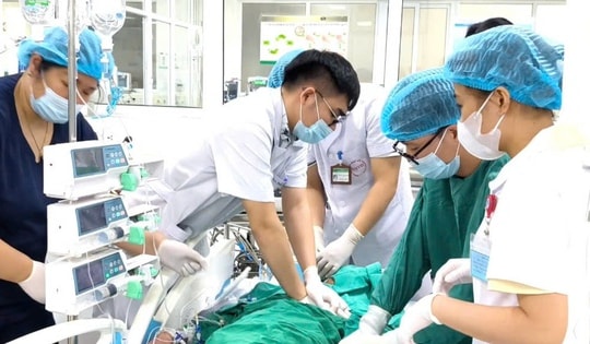 3 ngày sau khi ăn lòng lợn, tiết canh, người đàn ông 63 tuổi ở Hà Nội rơi vào nguy kịch