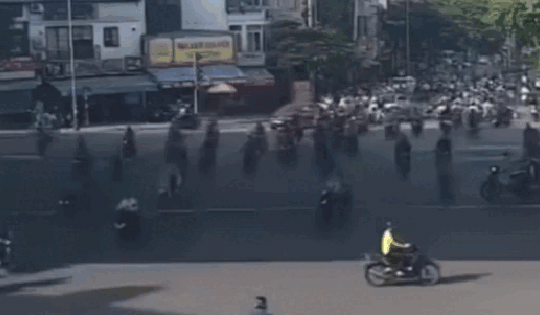 Hà Nội: Khoảnh khắc xe ô tô con mất lái, tông hàng loạt phương tiện trên phố Trần Đại Nghĩa