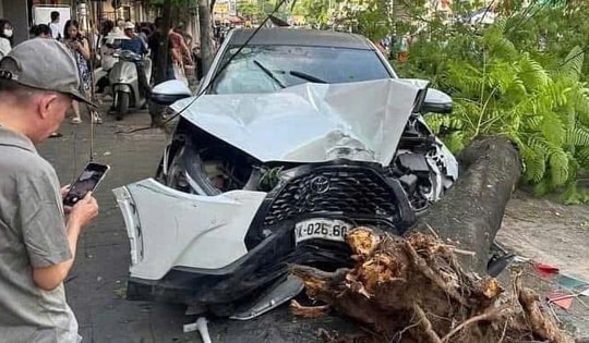 Hà Nội: Xe ô tô 'điên' tông liên hoàn 10 xe máy trên phố Trần Đại Nghĩa