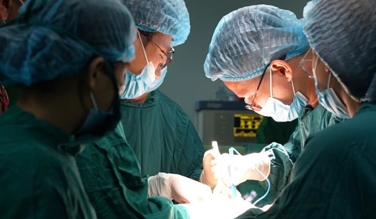 Cứu sản phụ từng 3 lần mổ lấy thai bị nhau cài răng lược thể nặng