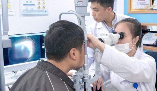 Nam thanh niên bị mảnh vỡ bóng đèn văng vào mắt nhập viện cấp cứu