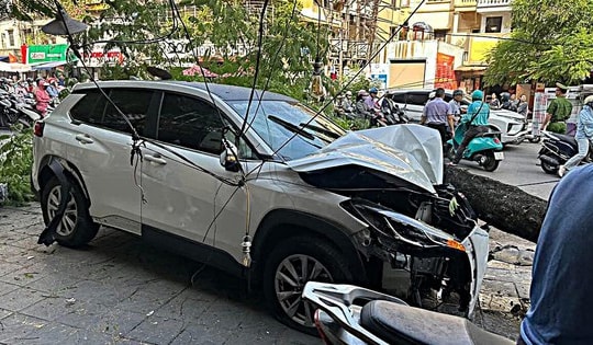 Ô tô đâm hàng loạt xe máy tại ngã tư Đại La - Trần Đại Nghĩa, nhiều người bị thương