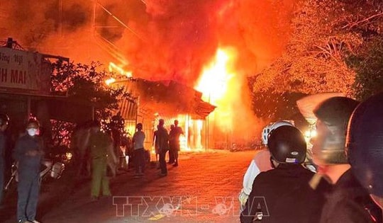 Bố đi nhậu khóa trái cửa, bé trai bị mắc kẹt trong đám cháy nhà