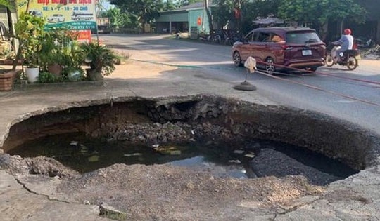 Hố tử thần ở Phú Thọ tiếp tục lan rộng, 'hút sạch' 8 xe đất đá đổ xuống