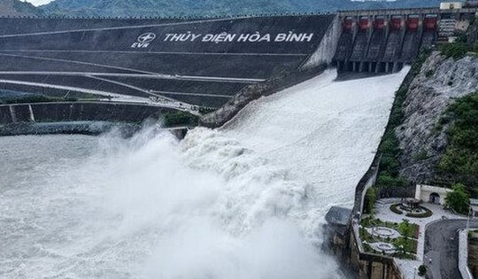 Mở cửa xả đáy thủy điện Hòa Bình ứng phó với mưa lớn