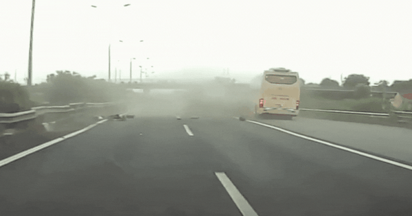 Ô tô nổ lốp lật ngửa trên cao tốc Cầu Giẽ - Ninh Bình, 1 người tử vong