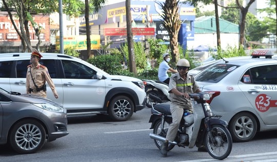 Xe máy 'lạc' làn phải đi lùi trên đường Võ Chí Công ngày đầu phân làn cứng
