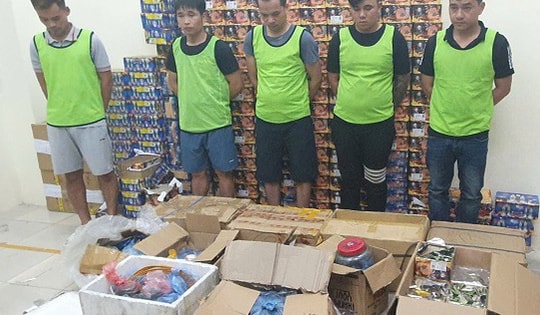 Chuyển phát nhanh 'gánh' pháo hoa nổ nhập lậu