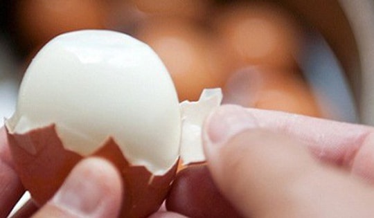 Mẹo luộc trứng để dễ bóc vỏ, lòng đỏ không bị xám