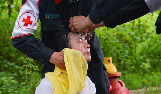 Bác sĩ quân y hồi sức cho chiến sĩ A80 ngất xỉu giữa nắng nóng