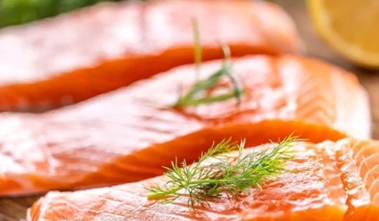 Cách rã đông cá hồi để ăn sống chuẩn nhất