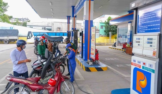 Sau một nhịp giảm sâu, giá xăng dầu bất ngờ đảo chiều tăng vọt