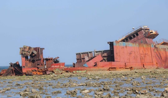 Phá dỡ con tàu hơn 4.500 tấn mắc cạn 'nằm ì' ven biển Khánh Hòa hơn 2 năm