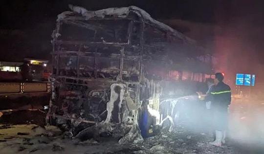 'Bà hỏa' thiêu rụi xe khách giường nằm, 27 hành khách may mắn thoát nạn