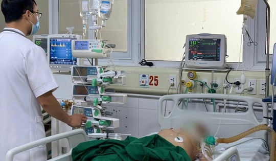 Bệnh nhân 70 tuổi bị liệt toàn thân do tự ý tiêm thuốc giảm đau cột sống cổ