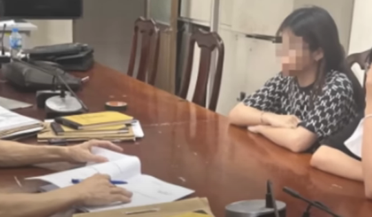 Lạnh người clip 2 'chị đại' chặn đường, hành hung thiếu nữ rách tai vì lý do không ngờ