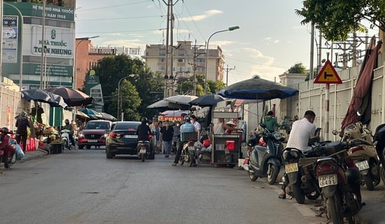 Chợ hàng rong bủa vây bệnh viện