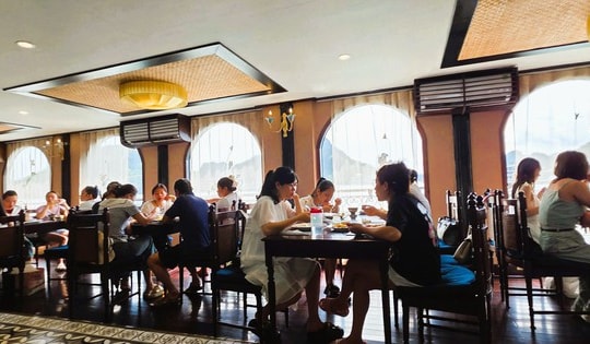 Quảng Ninh: Quản lý, giám sát bếp ăn trên tàu du lịch vẫn gặp khó