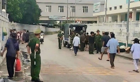 Ra quân xử lý điểm 'nóng' lấn chiếm vỉa hè cạnh BV Hữu nghị Đa khoa Nghệ An