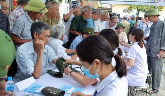 Khám bệnh, cấp phát thuốc miễn phí và tặng quà tri ân người có công với cách mạng